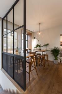 - une salle à manger avec une table et des chaises dans l'établissement Moja apartments, à Cracovie