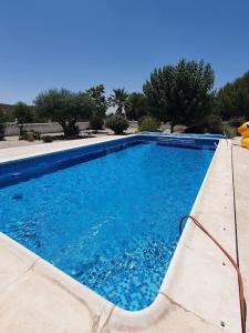 una piscina de agua azul en un complejo en Cuevas Cañada Honda, 