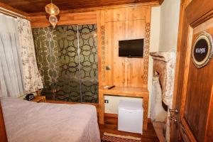 A bed or beds in a room at Kum Pansiyon