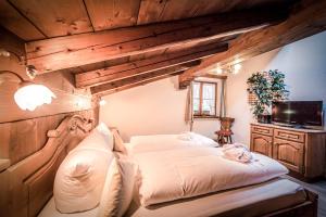 سرير أو أسرّة في غرفة في HAUSEREI Design & Kräuterhotel