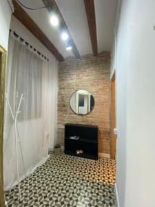 ein Wohnzimmer mit einem Kamin und einem Spiegel in der Unterkunft Spacious Modern Apartment in the Vibrant El Raval in Barcelona
