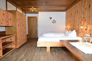 Habitación con cama y escritorio. en Zugspitze, en Biberwier