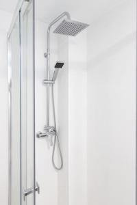 y baño con ducha con cabezal de ducha. en Loft situado cerca del Santiago Bernabéu, en Madrid