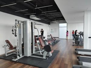 - une salle de sport où vous pourrez faire de l'exercice en arrière-plan dans l'établissement Kozi ONE Homestay Infinity pool & Gym 2Rooms, à Kuching