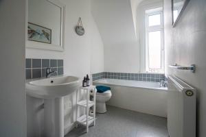 ein Badezimmer mit einem Waschbecken, einer Badewanne und einem WC in der Unterkunft The Becket - Three Bedroom City Centre House with Parking in Canterbury