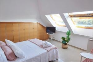 een slaapkamer met een bed en een dakraam bij Exclusivo ático boutique con vistas al mar in Villanueva de Arosa