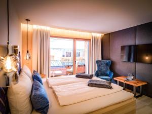 سرير أو أسرّة في غرفة في HAUSEREI Design & Kräuterhotel