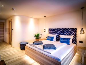 سرير أو أسرّة في غرفة في HAUSEREI Design & Kräuterhotel