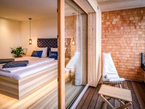 سرير أو أسرّة في غرفة في HAUSEREI Design & Kräuterhotel