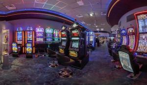 uma sala cheia de slot machines em Location Bord de mer, villa de vacances 9 personnes - jardin em Valras-Plage