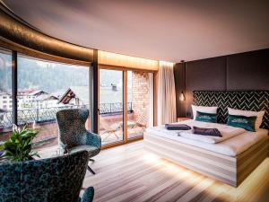 سرير أو أسرّة في غرفة في HAUSEREI Design & Kräuterhotel
