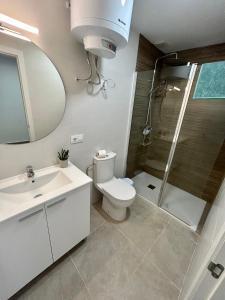 Un baño de Apartamentos Los Cabezuelos, Dream Views