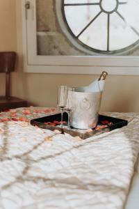 a table with glasses and a tray on a bed at Landgoed Halsaf in Babberich