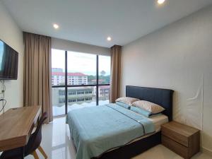 - une chambre avec un lit et une grande fenêtre dans l'établissement Kozi ONE Homestay Infinity pool & Gym 2Rooms, à Kuching