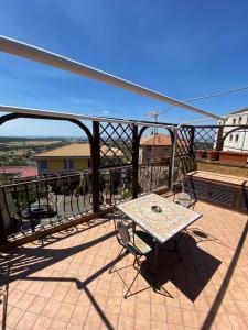 patio con mesa y sillas en el balcón en Center Ariccia, en Ariccia