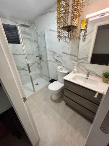 Bathroom sa Apartamentos Los Cabezuelos, Dream Views