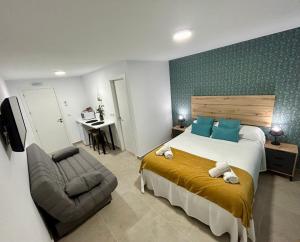 Un dormitorio con una cama grande y una silla. en Apartamentos Los Cabezuelos, Dream Views, en Arcos de la Frontera