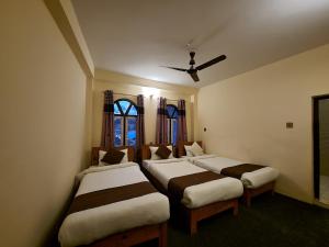 Uma cama ou camas num quarto em Dharma Backpackers