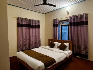 Uma cama ou camas num quarto em Dharma Backpackers