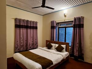 Uma cama ou camas num quarto em Dharma Backpackers