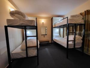 Uma cama ou camas num quarto em Dharma Backpackers
