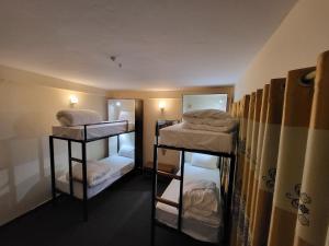 Uma cama ou camas num quarto em Dharma Backpackers
