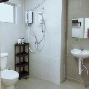 uma casa de banho com um chuveiro, um WC e um lavatório. em 聚乐屋民宿Jyuraku homestay The venus sitiawan em Sitiawan