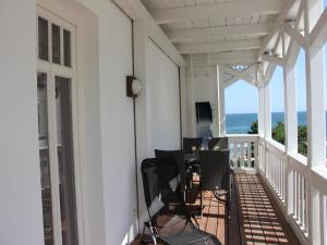 Ein Balkon oder eine Terrasse in der Unterkunft Strandvillen Binz - Ferienwohnung mit Meerblick, 2 Schlafzimmern und Balkon SV-761