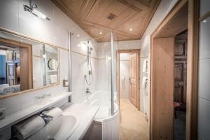حمام في HAUSEREI Design & Kräuterhotel