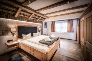 سرير أو أسرّة في غرفة في HAUSEREI Design & Kräuterhotel