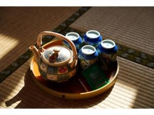 bandeja con una tetera y un grupo de bebidas en Guest House Momiji Nikko - Vacation STAY 13409 en Nikko