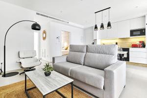 - un salon avec un canapé et une table dans l'établissement Apartment Tropical Beach, à San Javier