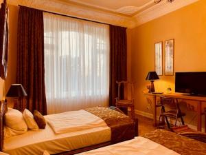 a hotel room with two beds and a window at Hotel Miramar in Hamburg