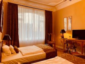 una camera d'albergo con due letti e una finestra di Hotel Miramar ad Amburgo