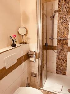 La salle de bains est pourvue d'une douche, de toilettes et d'un lavabo. dans l'établissement Hotel Miramar, à Hambourg