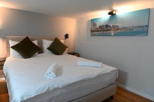 Ένα ή περισσότερα κρεβάτια σε δωμάτιο στο Kalvin Apartments by Levinsky Market