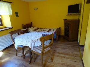 TV a/nebo společenská místnost v ubytování Apartmaji Pr-Gujlu Sela nad Podmelcem 5220 TOLMIN