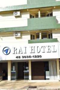 una señal para un hotel en la parte delantera de un edificio en Rai Hotel - By UP Hotel - próximo a Prefeitura, en Cascavel