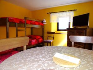 Postel nebo postele na pokoji v ubytování Apartmaji Pr-Gujlu Sela nad Podmelcem 5220 TOLMIN