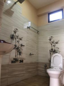 Hotel Sweetland في سوراها: حمام مع دش مع مرحاض ومغسلة