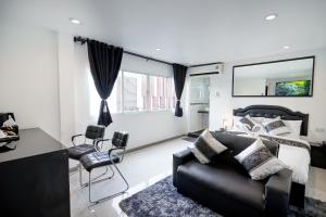 Χώρος καθιστικού στο Thonglor Suites Hotel