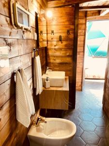 Koupelna v ubytování Glamping&BeerSpa Scialla Sul Lago + 37 fotografií