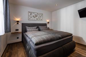1 dormitorio con 1 cama y TV en Ferienwohnung Aigner en Bischofswiesen