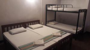 Letto o letti in una camera di Drop Hostel