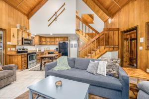 a living room with a couch and a kitchen at Kelly's Chalet in Girdwood