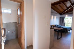 圣卡洛斯-德巴里洛切Portales de la Patagonia Apartments的房间里有一张床和一张桌子的房间 更多37张照片