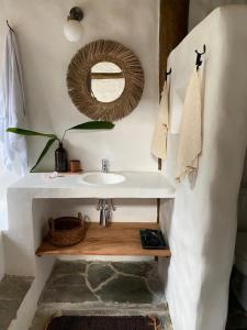 bagno con lavandino e specchio di Villaggio Serra da Cantareira a Mairiporã