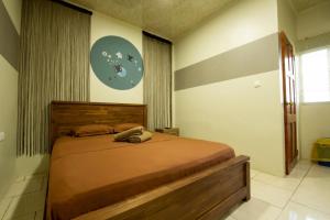 Un pat sau paturi într-o cameră la Rumanija's Airport Rooms