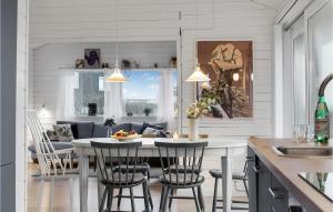 ロッケンにあるAwesome Home In Lkken With House Sea Viewのキッチン、リビングルーム(テーブル、椅子付)