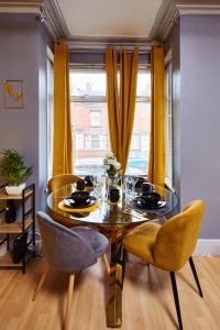 comedor con mesa, sillas y ventana en Home away from Home, en Beeston